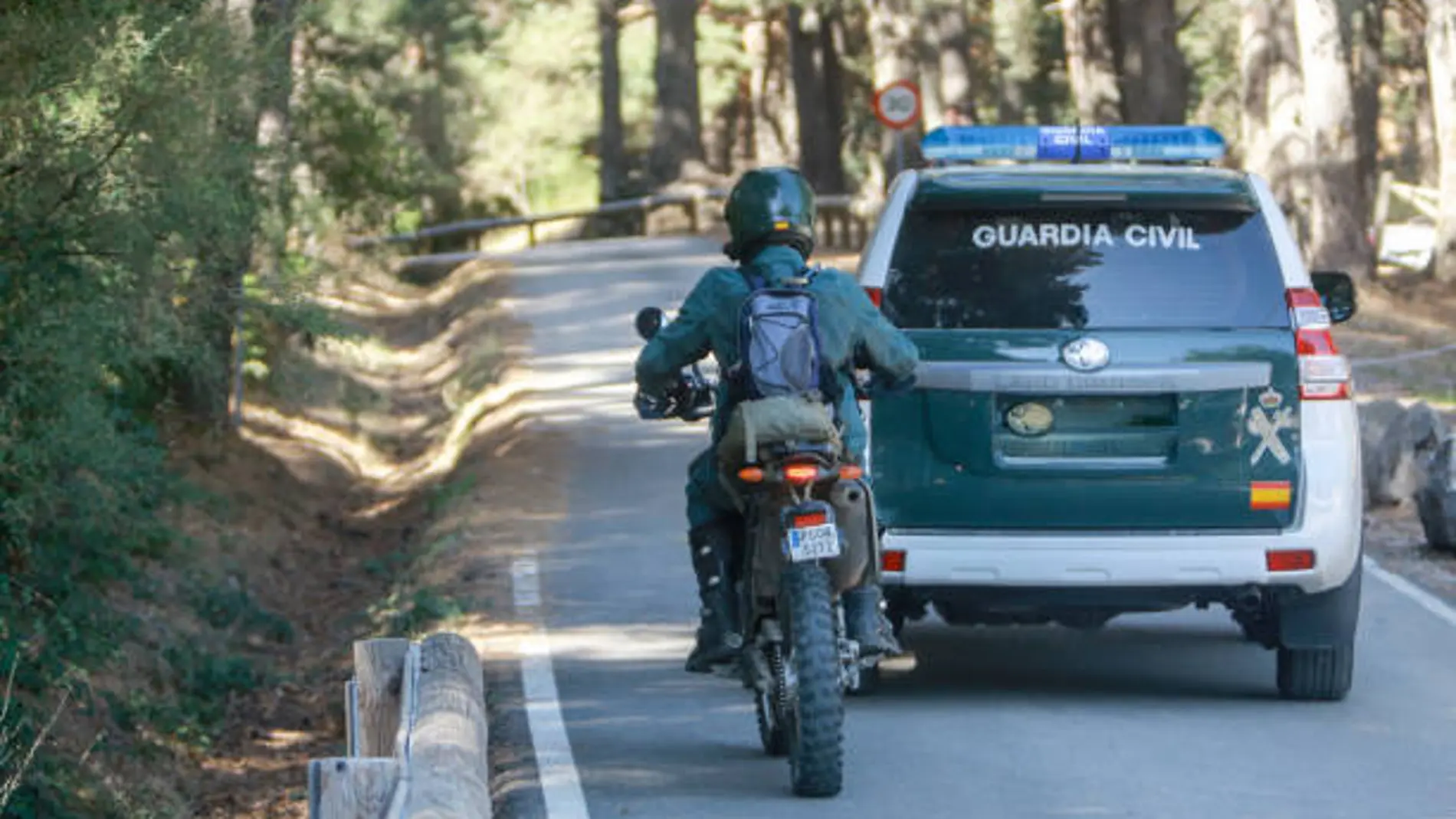 La DGT lo confirma: esto es lo que sucede si adelantas a la Guardia Civil en la carretera