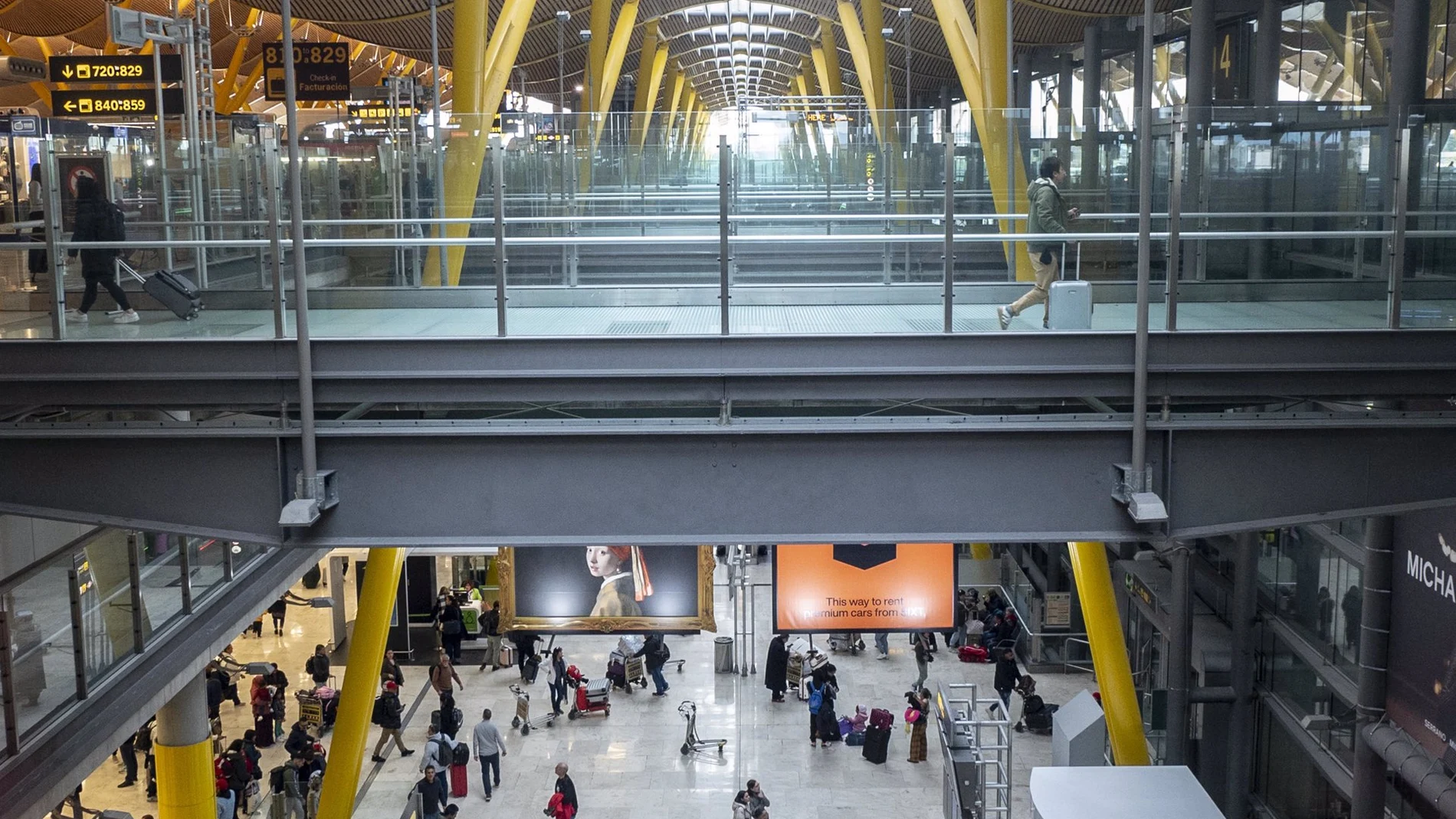 MADRID.-Las aerolíneas que operan en Barajas programan 12.180 vuelos durante la Semana Santa, un 3,35% más que el pasado año