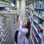 Entrevista con la farmacéutica Ana de Jorge, que trabaja con la Plataforma LUDA que permite mediante su sowtware consultar cuál es la farmacia más cercana que tiene el medicamento que necesita su paciente, y que pueda ir a adquirirlo. Esto ahorra a los pacientes el tener que ir peregrinando por todas las farmacias que conocen para encontrar ese medicamento. La farmacia, además de ayudar a su paciente y satisfacerle esa necesidad, obtiene un retorno por este servicio. Hasta el momento más de 38.000 personas han encontrado su medicamento con problemas de suministro gracias a LUDA.