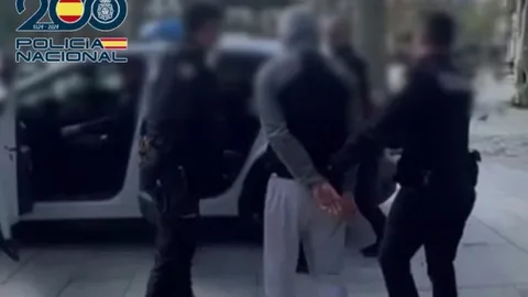 Agentes de la Policía Nacional deteniendo al sospechoso