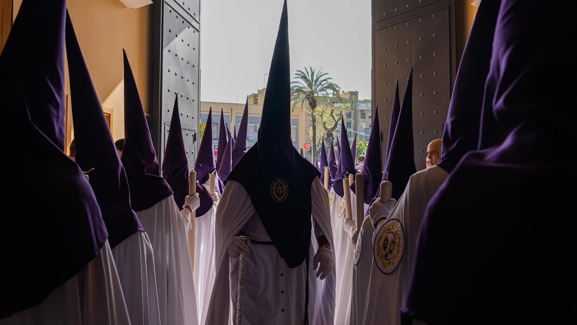 Nazarenos de la hermandad de Pino Montano (Sevilla), que procesiona el Viernes de Dolores