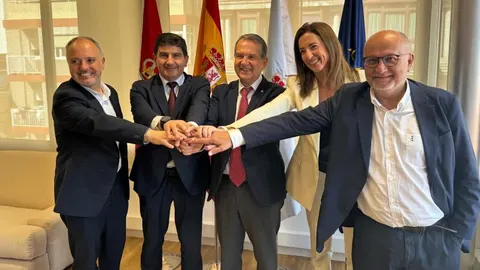 De izquierda a derecha: David Regades (delegado ZFV), Pedro Blanco (delegado del Gobierno ), el alcalde Abel Caballero, Inés González (ZFV) y Abel Losada (subdelegado del Gobierno).