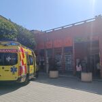 Ambulancia ubicada en la entrada del Mercado del Campillo de Valladolid
