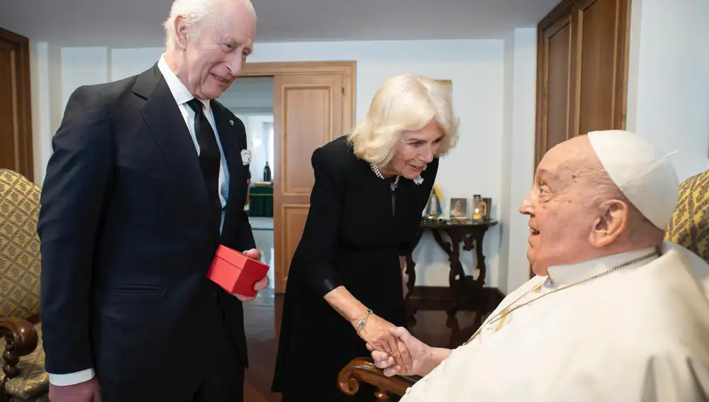 El Papa Francisco recibió al Rey Carlos y a la Reina Camila