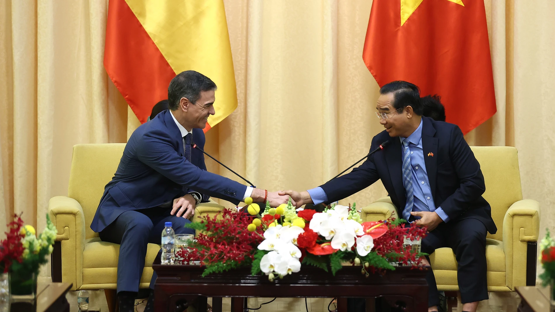 HI CHI MINH (VIETNAM), 10/04/2025.- El presidente del Gobierno, Pedro Sánchez (i), durante la reunión mantenida con el presidente del Partido Comunista de la República Socialista de Vietnam, Nguyễn Phú Trọng, en Ho Chi Minh, este jueves. EFE/ Pool Moncloa/Fernando Calvo SOLO USO EDITORIAL/SOLO DISPONIBLE PARA ILUSTRAR LA NOTICIA QUE ACOMPAÑA (CRÉDITO OBLIGATORIO)