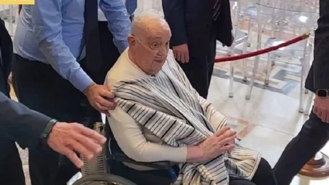 El Papa aparece por sorpresa para visitar las reformas en el Vaticano