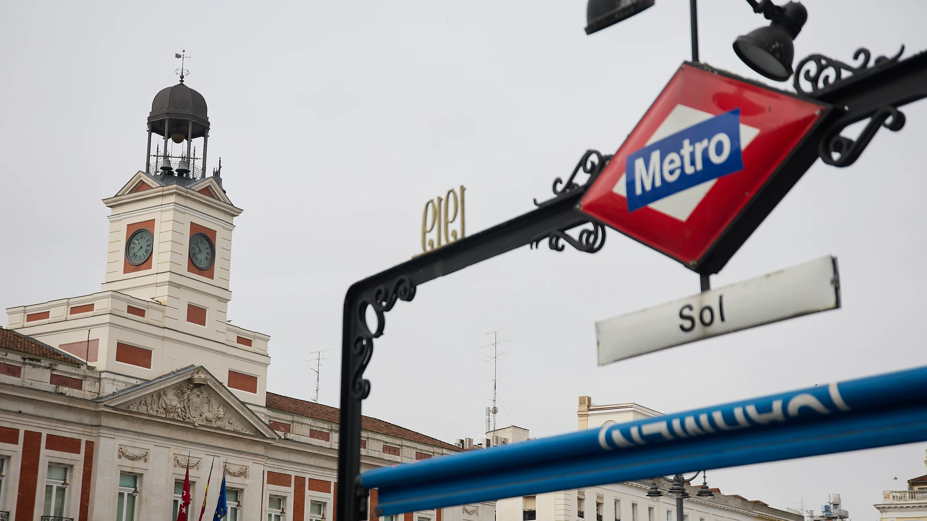 Fachada de la Real Casa de Correos, a 12 de abril de 2025, en Madrid (España). El reloj de la Real Casa de Correos, sede del Gobierno de la Comunidad de Madrid, recupera su sonoridad y vuelve a su funcionamiento habitual tras la finalización de los trabajos de conservación y limpieza, que comenzaron el pasado mes de marzo, cuando el reloj se paró y se desmontó por primera vez en 30 años. 12 ABRIL 2025;RECURSOS;RELOJ;FUNCIONAMIENTO;CONSERVACIÓN;MANTENIMIENTO Jesús Hellín / Europa Press 12...