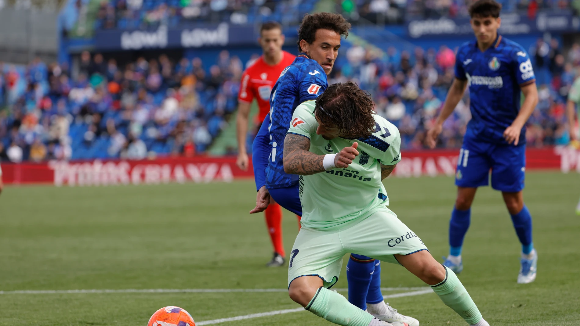 MADRID, 12/04/2025.- El centrocampista del Getafe Luis Milla (i) disputa un balón con el delantero de Las Palmas Fábio Silva (d) durante el encuentro de la jornada 31 de LaLiga EA Sports entre Getafe CF y UD Las Palmas, este sábado en el Coliseum de Getafe, en Madrid. EFE/ Zipi