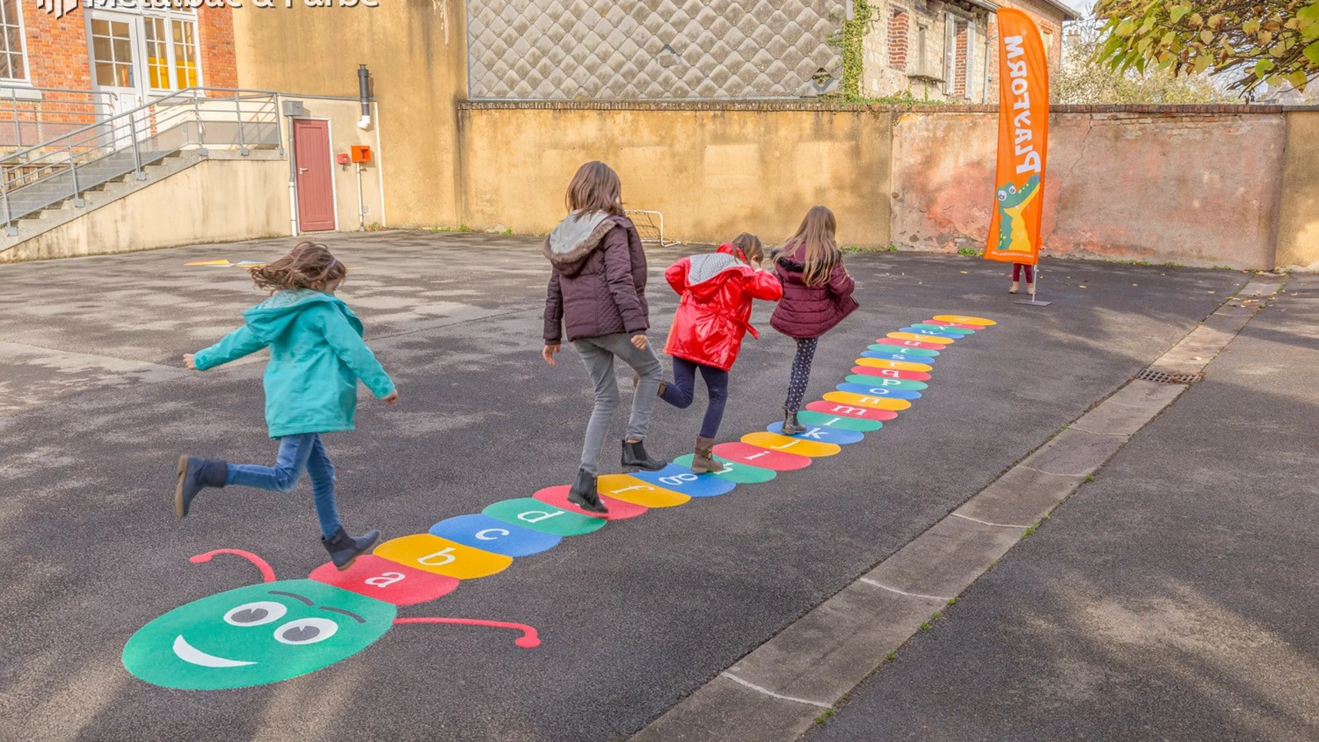 Niños jugando en el patio de un colegio