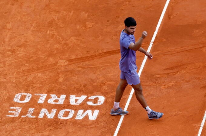 Alcaraz celebra la victoria ante Davidovich en semifinales