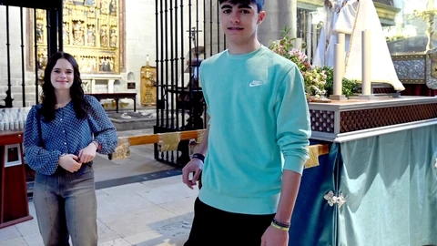 Mencía y Pablo, dos jóvenes que participan en la procesión infantil de la Iglesia de San Gil
