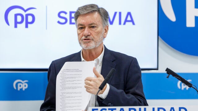 Francisco Vázquez, secretario regional del PP, atiende a la prensa