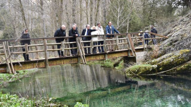 El director general de Infraestructuras y Sostenibilidad Ambiental, José Manuel Jiménez, y la delegada territorial de la Junta de Castilla y León en Soria, Yolanda de Gregorio, acompañados de los alcaldes de los municipios implicados y técnicos visitan la Pasarela sobre el río Abión