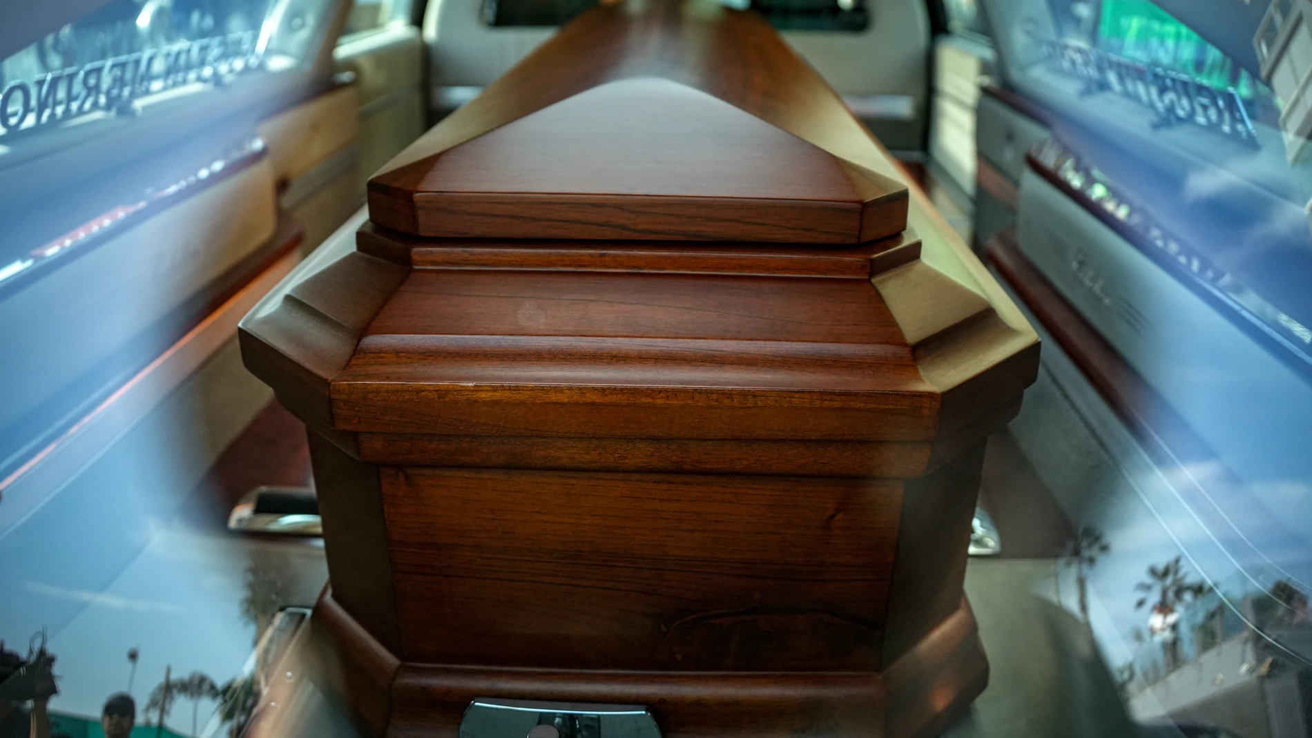 AME9582. LIMA (PERÚ), 14/04/2025.- Fotografía del feretro donde reposan los restos del escritor peruano Mario Vargas Llosa este lunes, en Lima (Perú). El cuerpo del escritor peruano Mario Vargas Llosa (1936-2025) fue trasladado este lunes desde su casa de Lima hasta la funeraria donde, según sus deseos, será cremado en la absoluta intimidad. EFE/ John Reyes Mejía