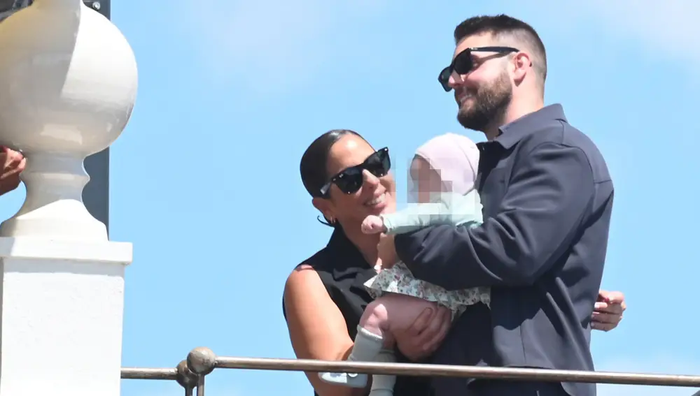 Anabel Pantoja y David Rodríguez con su hija en Sevilla