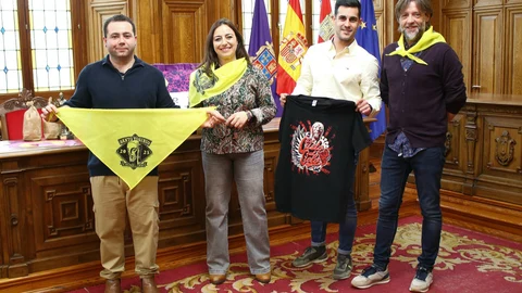 La alcaldesa de Palencia, Miriam Andrés, junto al concejal de Festejos, Francisco Fernández, y el presidente de la Asociación de Vecinos del Cristo, Pedro Arenillas
