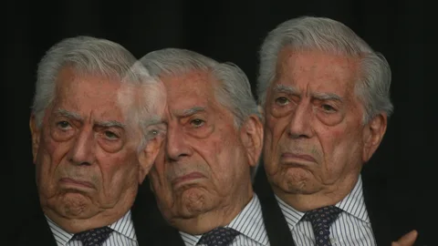 Fotografía con múltiple exposición que muestra al escritor peruano Mario Vargas Llosa