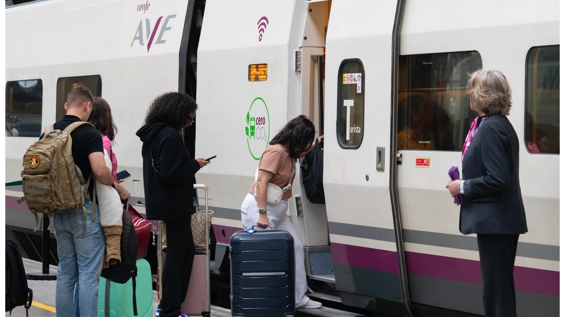 (Foto de ARCHIVO) Renfe ofrece 169.000 plazas de Alta Velocidad y Larga Distancia entre Andalucía y Madrid para Semana Santa. REMITIDA / HANDOUT por RENFE Fotografía remitida a medios de comunicación exclusivamente para ilustrar la noticia a la que hace referencia la imagen, y citando la procedencia de la imagen en la firma 22/03/2024