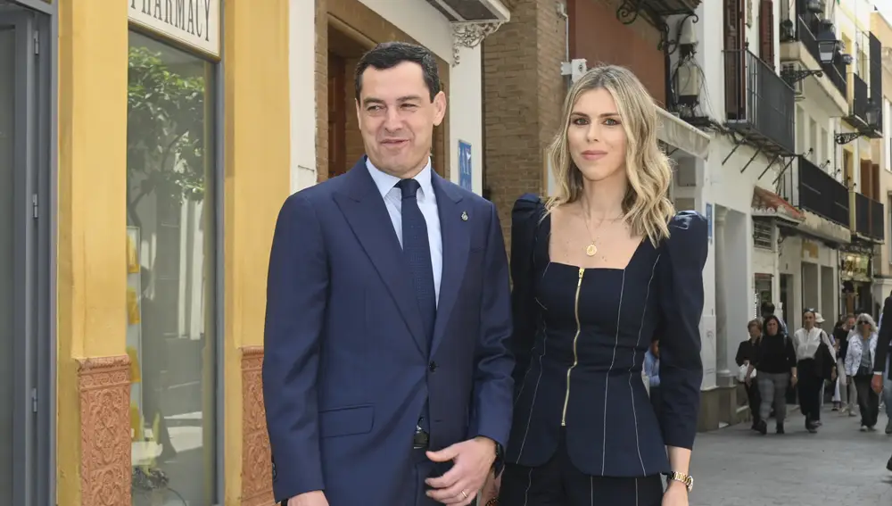 Juanma Moreno y Manuela Villena en el Domingo de Ramos en Sevilla.