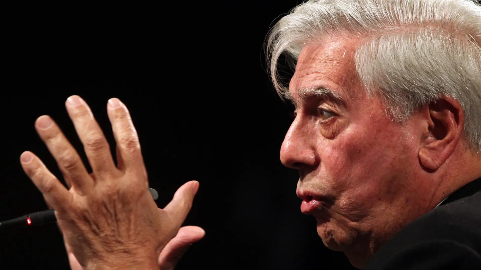 La Academia Sueca del Premio Nobel recuerda a Mario Vargas Llosa, "el corazón" del 'boom' latinoamericano