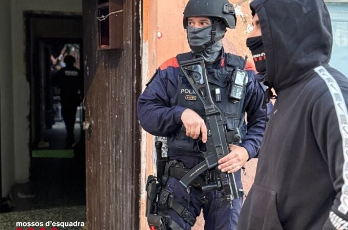 Agentes de los Mossos d'Esquadra en una entrada y registro en una casa de Vilanova del Camí (Barcelona) que se usaban como punto de venta de cocaína