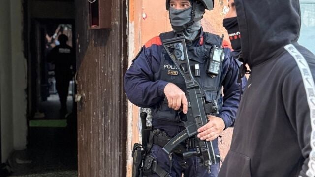 Agentes de los Mossos d'Esquadra en una entrada y registro en una casa de Vilanova del Camí (Barcelona) que se usaban como punto de venta de cocaína