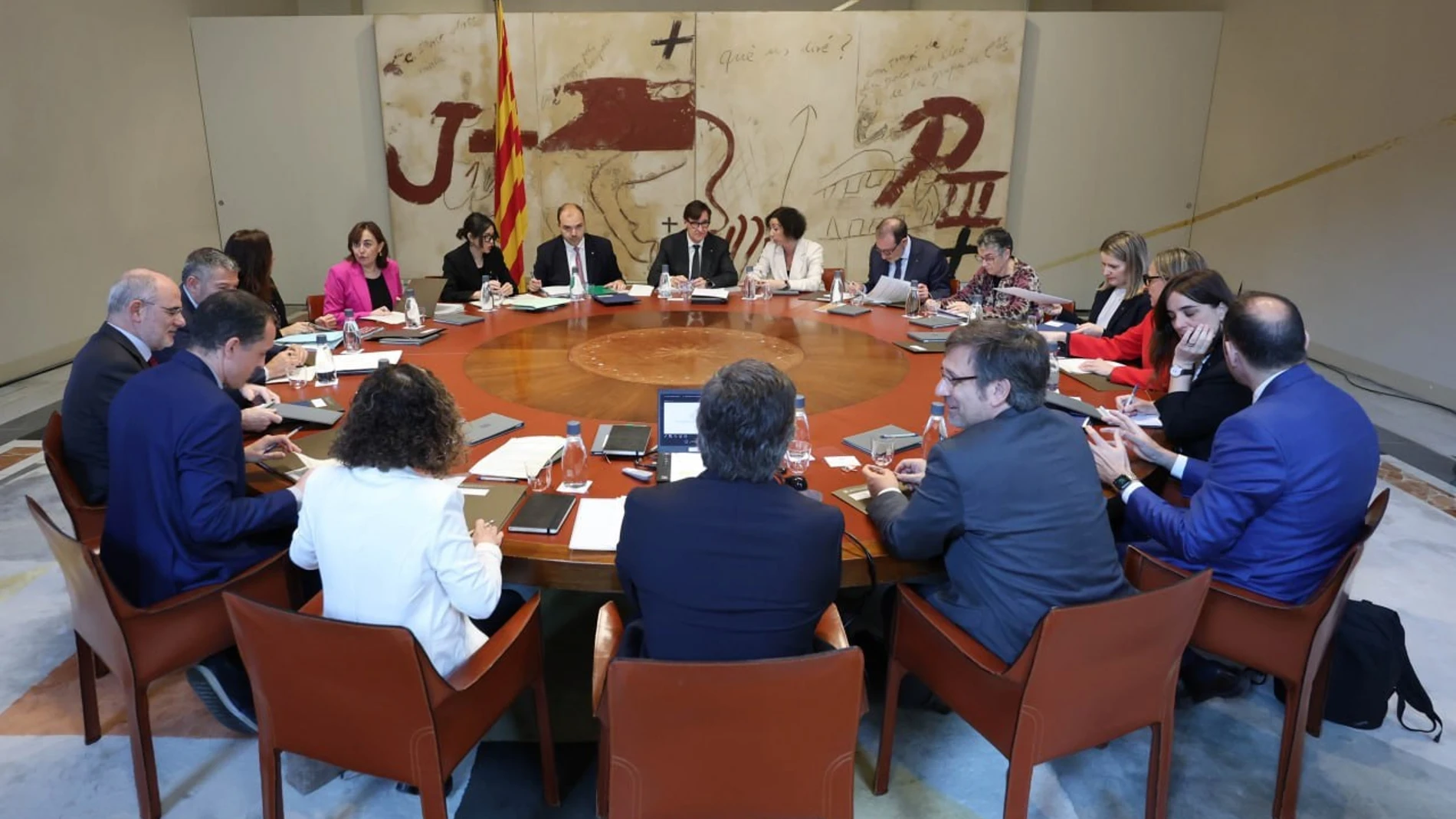 El presidente de la Generalitat, Salvador Illa, encabeza la reunión del Consell Executiu de este martes REMITIDA / HANDOUT por GOVERN Fotografía remitida a medios de comunicación exclusivamente para ilustrar la noticia a la que hace referencia la imagen, y citando la procedencia de la imagen en la firma 15/04/2025