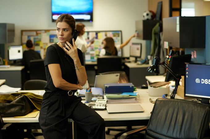 La actriz argentina María Eugenia Suárez, conocida como China Suárez, en una escena de la serie 'Camaleón: El pasado no cambia'