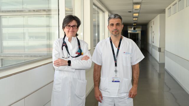 Los profesionales del servicio de Medicina Interna del Hospital Universitario Infanta Leonor la doctora Anabel Franco y el doctor Juan Torres
