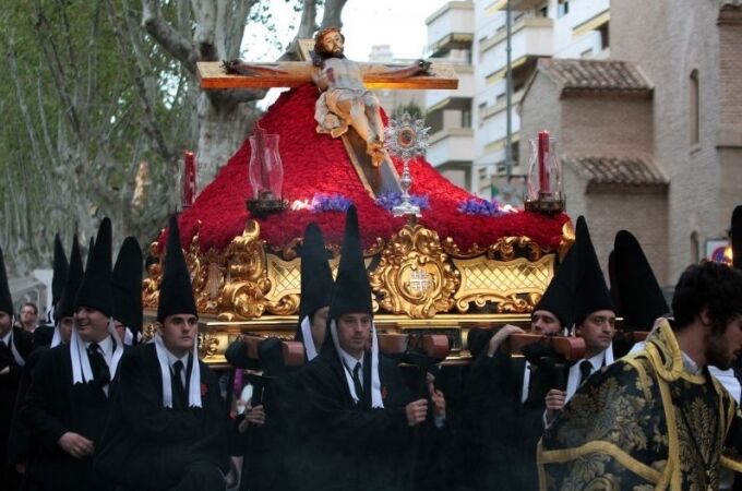 El Cristo de Santa Clara la Real, obra de Francisco Salzillo, procesiona el Viernes Santo sobre una cama de claveles rojos