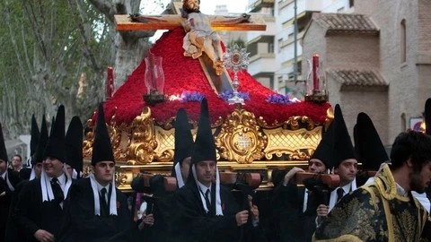 El Cristo de Santa Clara la Real, obra de Francisco Salzillo, procesiona el Viernes Santo sobre una cama de claveles rojos