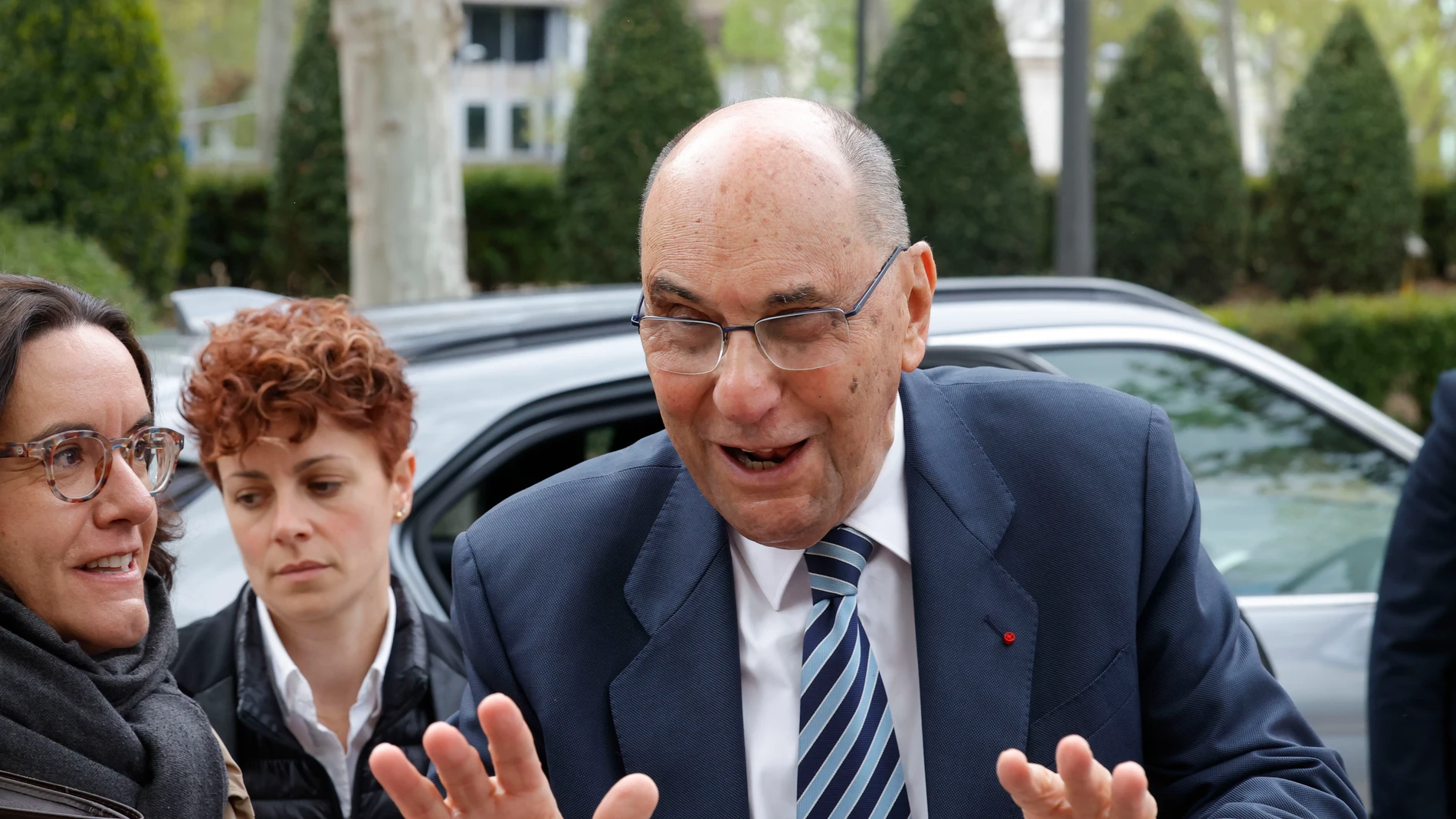 MADRID, 15/04/2025.- El cofundador de Vox y exdirigente del PP Alejo Vidal Quadras antes de declarar este martes ante el juez de la Audiencia Nacional que investiga el intento de asesinato que sufrió en plena calle, en Madrid, el 9 de noviembre de 2023, cuando recibió un tiro en la cara de una persona que huyó en moto y que fue detenida meses después en Países Bajos. EFE/ Zipi Aragon