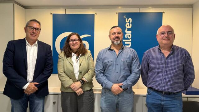 Los miembros de ATME con la popular Raquel Barras