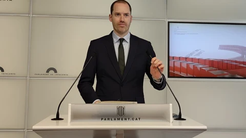 El portavoz del PP en el Parlament, Juan Fernández, en rueda de prensa.