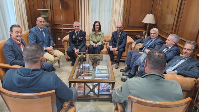 Reunión del subdelegado del Gobierno en Málaga; el hermano mayor de la Cofradía de El Rico; el comisario de Policía Nacional y la directora del Centro de Inserción Social con Salvador y Jesús (de espaldas), presos que serán liberados este miércoles