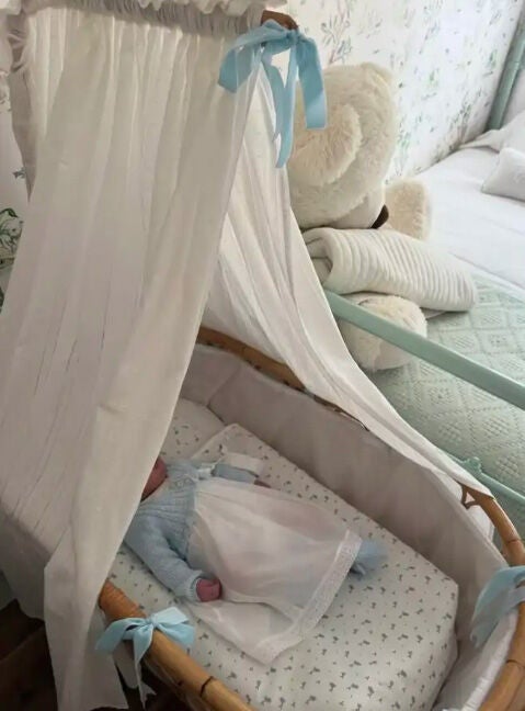 Imagen compartida por Lourdes Montes de su hijo Nicolás en la cuna