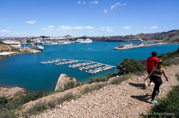 MURCIA.-Turistas y visitantes inundan Cartagena esta Semana Santa: hoteles llenos y 9.000 cruceristas en Miércoles Santo