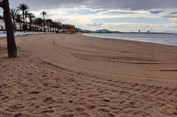 MURCIA.-El Ayuntamiento de Cartagena limpia de medusas las playas de La Manga y Mar Menor y las deja listas para Semana Santa