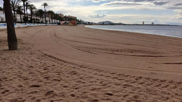 MURCIA.-El Ayuntamiento de Cartagena limpia de medusas las playas de La Manga y Mar Menor y las deja listas para Semana Santa