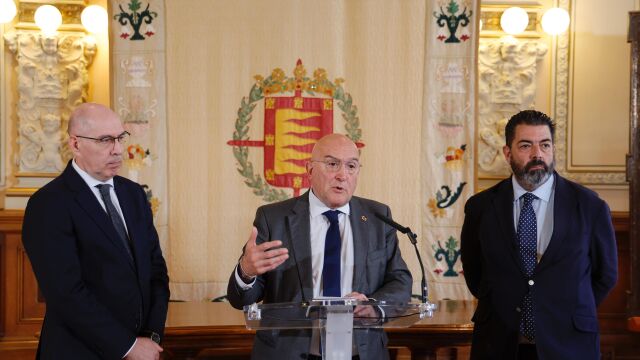 Carnero atiende a la prensa junto a Carlos Martín Tobalina y Gutiérrez Alberca
