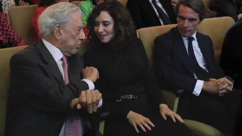 Vargas Llosa conversa con Ayuso en presencia de Aznar