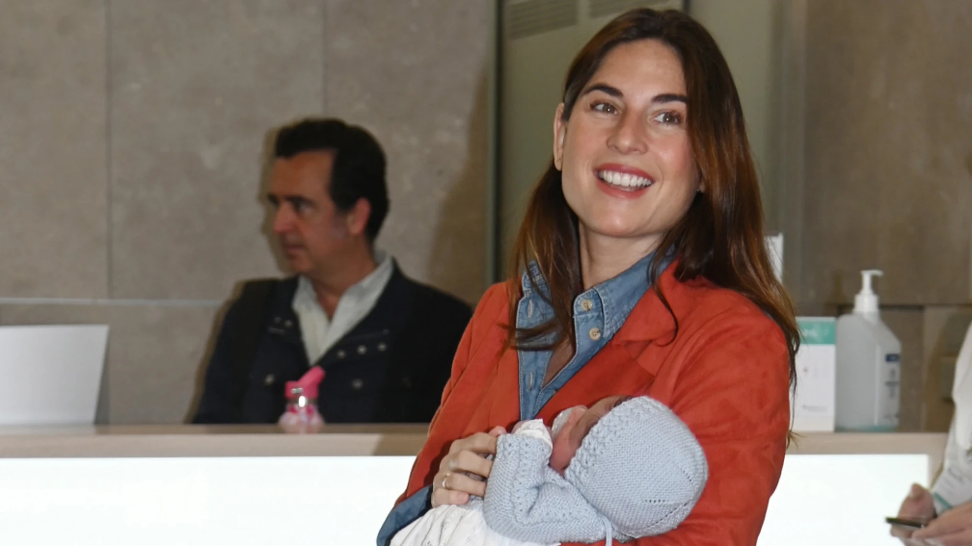 Lourdes Montes con su hijo Nicolás al salir del hospital