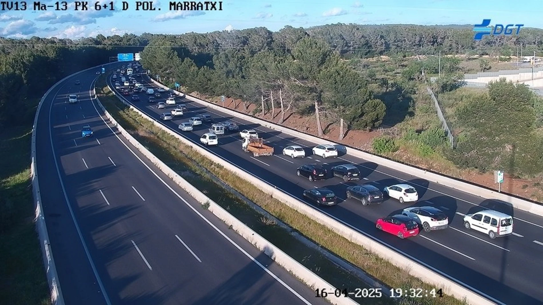 Retenciones en la autopista de Inca a causa de un accidente múltiple. REMITIDA / HANDOUT por DGT Fotografía remitida a medios de comunicación exclusivamente para ilustrar la noticia a la que hace referencia la imagen, y citando la procedencia de la imagen en la firma 16/04/2025