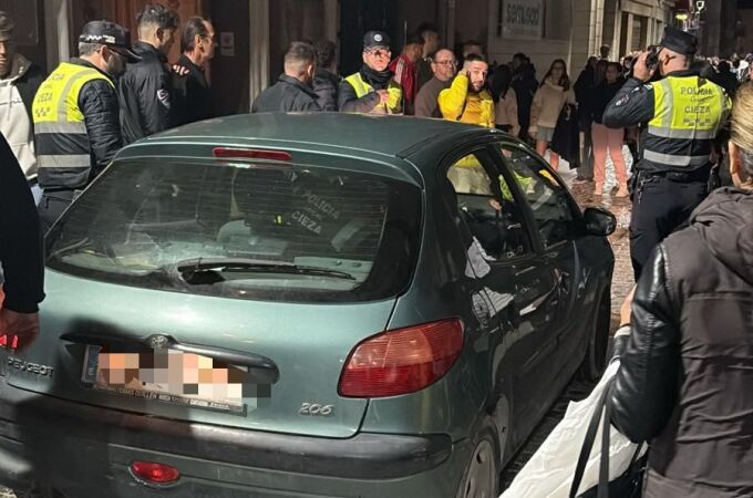 Un coche irrumpe en la procesión de Cieza y desata el pánico