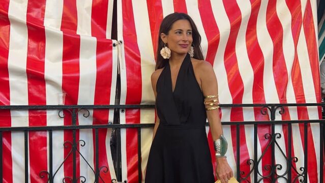 Influencer en Feria de Abril con vestido.