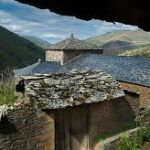 El pueblo mágico con hórreos y paneras que te enamorará en el corazón de Asturias