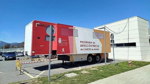 La Unidad Móvil del Programa de Detección Precoz del Cáncer de Mama se instala en Tres Mares para facilitar el acceso al cribado a 2.500 mujeres de la zona