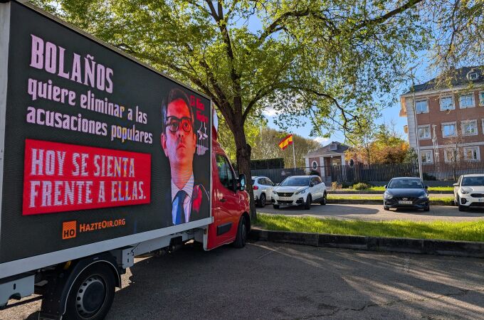 Hazte Oír despliega su camión frente al Palacio de La Moncloa.