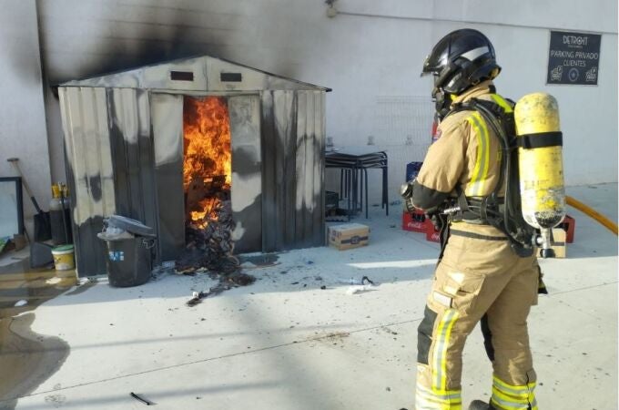 Sucesos.- Los bomberos sofocan un incendio declarado en el almacén de un bar de Las Torres de Cotillas