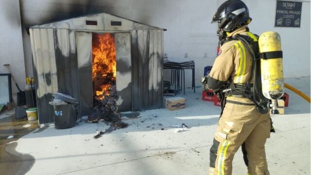Sucesos.- Los bomberos sofocan un incendio declarado en el almacén de un bar de Las Torres de Cotillas